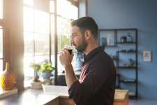 La température, les arômes et la crème parfaits, tasse après tasse**